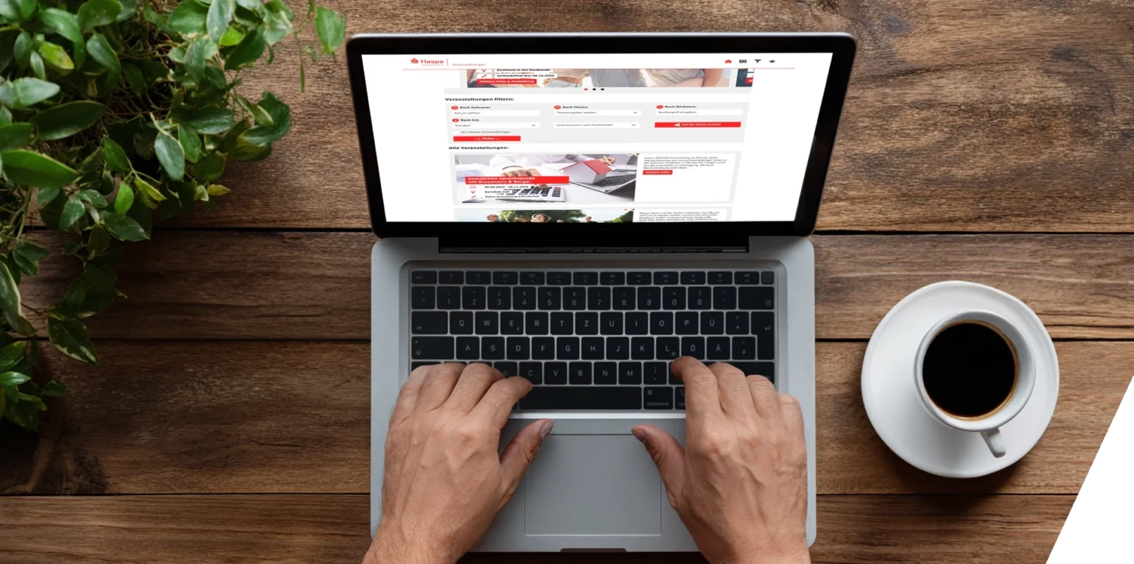 Eine Person arbeitet am Laptop mit dem erweiterten Content-Management-System der Haspa, das nun die Planung und Veröffentlichung von eigenen Veranstaltungen sowie Formaten aus der Nachbarschaft ermöglicht.
