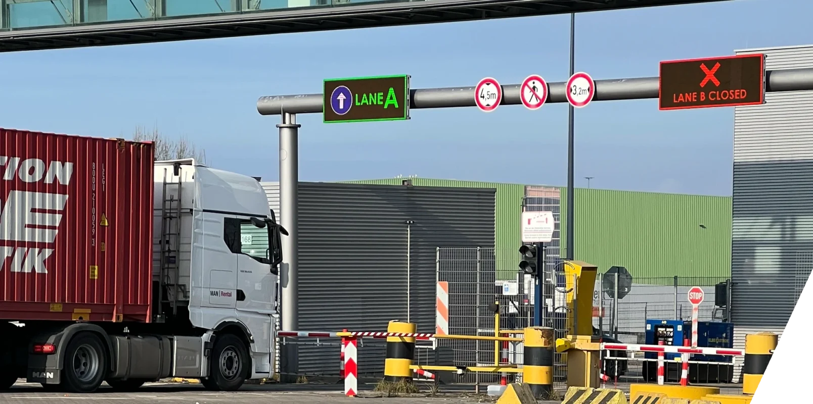 Man sieht zwei Bildschirme, die den Verkehr für die Autofähren im Lübecker Hafen steuern. Lane A ist geöffnet, Lane B ist geschlossen.