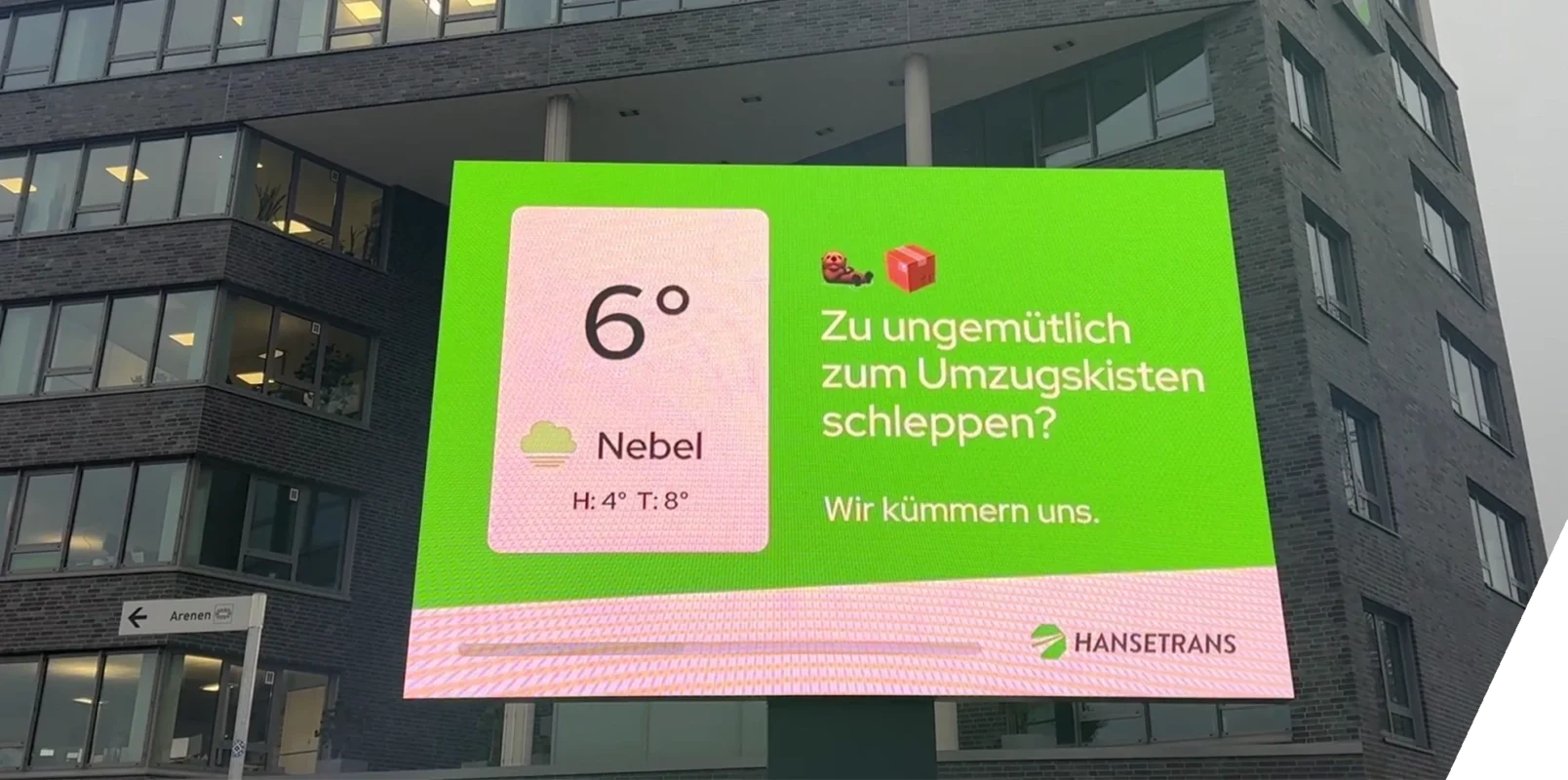Der LED-Screen vor dem Hansetrans-Gebäude schaltet wetterabhängige Werbeinhalte.
Auf dem Bild ist eine Anzeige mit 6 Grad und Nebel zu sehen und daneben läuft passend dazu abgestimmte Werbung.