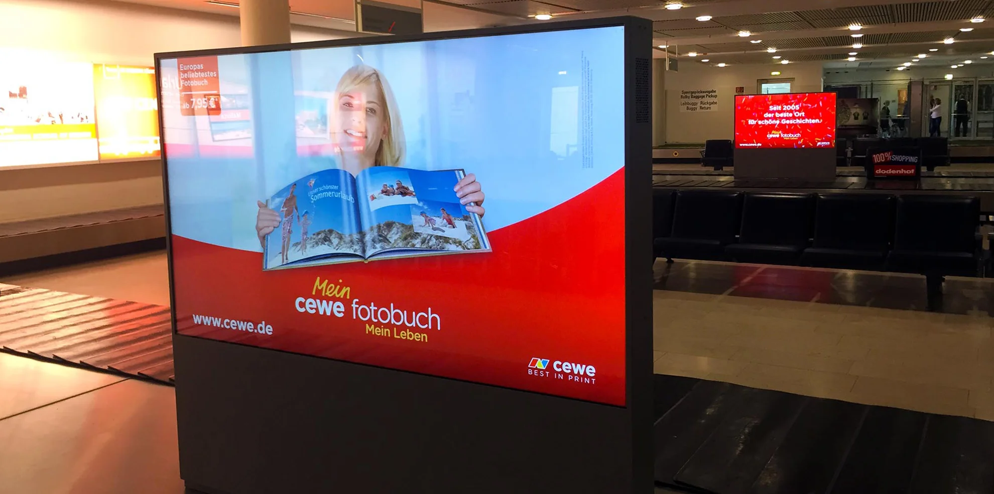 Cewe Werbung auf Screen am Bremer Flughafen