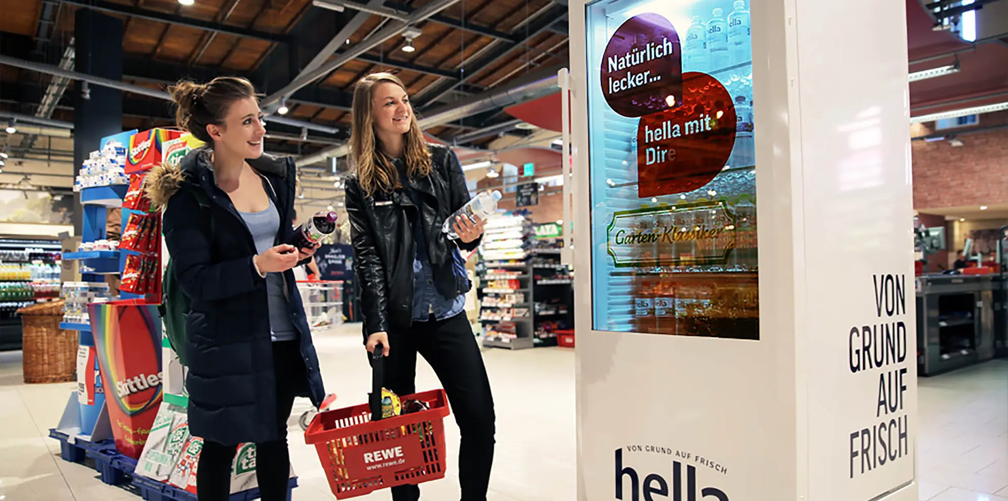 Zwei Kundinnen vor dem Hella Kühlschrank im Geschäft