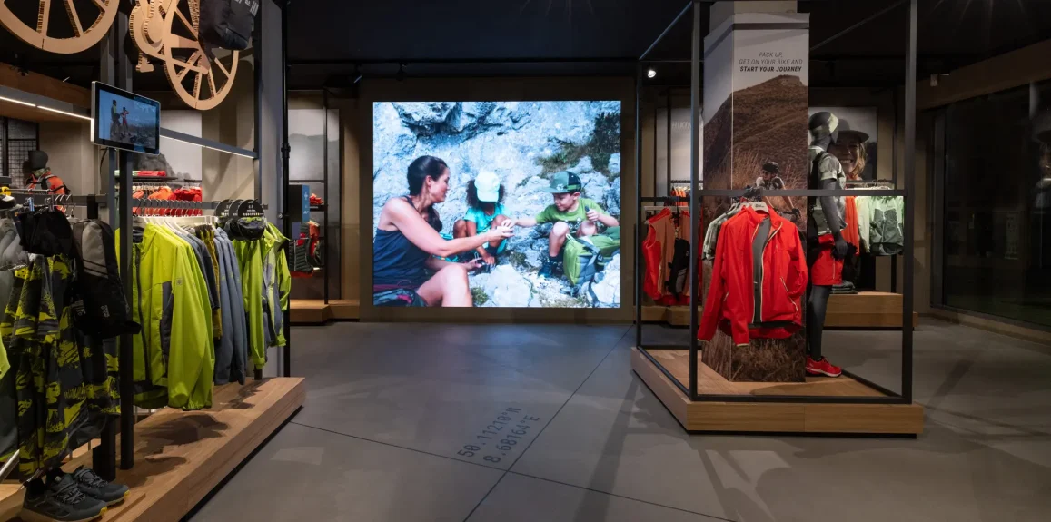 Große LED Wand im Jack Wolfskin Store