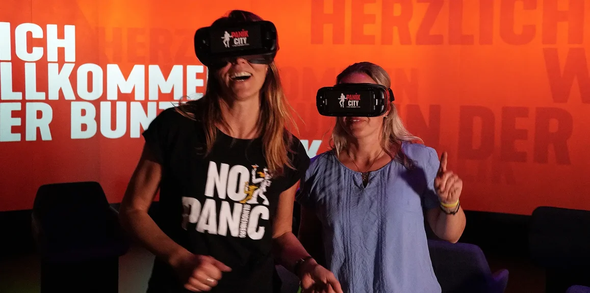 Panik City Besucher mit VR Brille