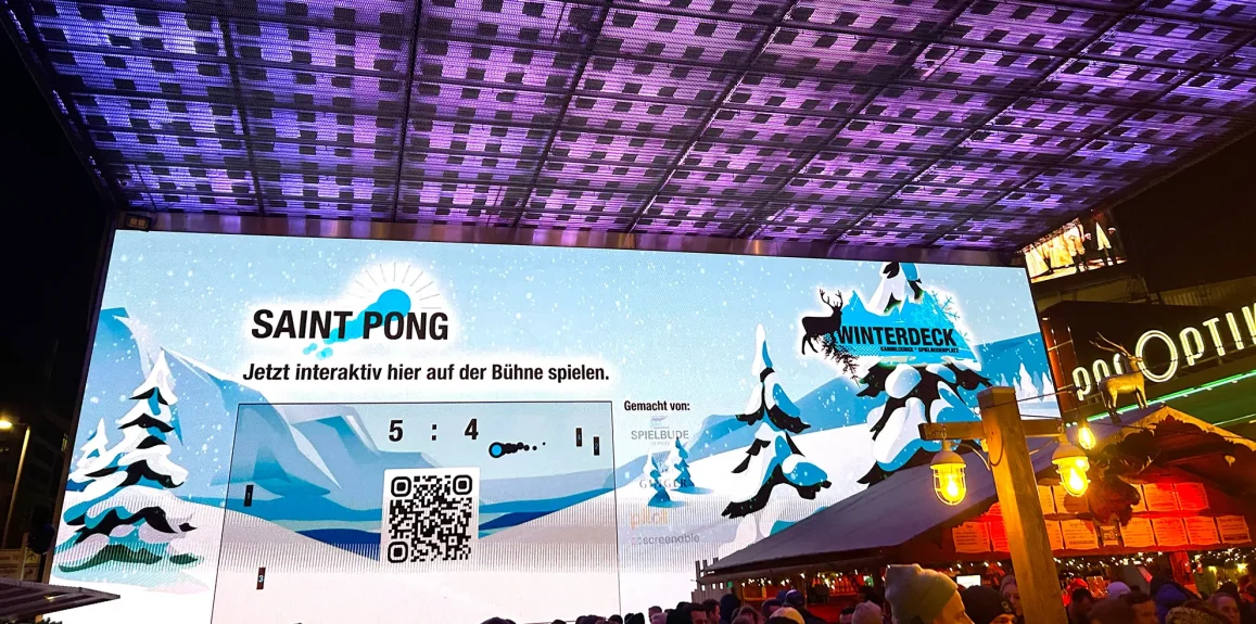 Auf der Bühne wird von Zuschauern digital Pong gespielt