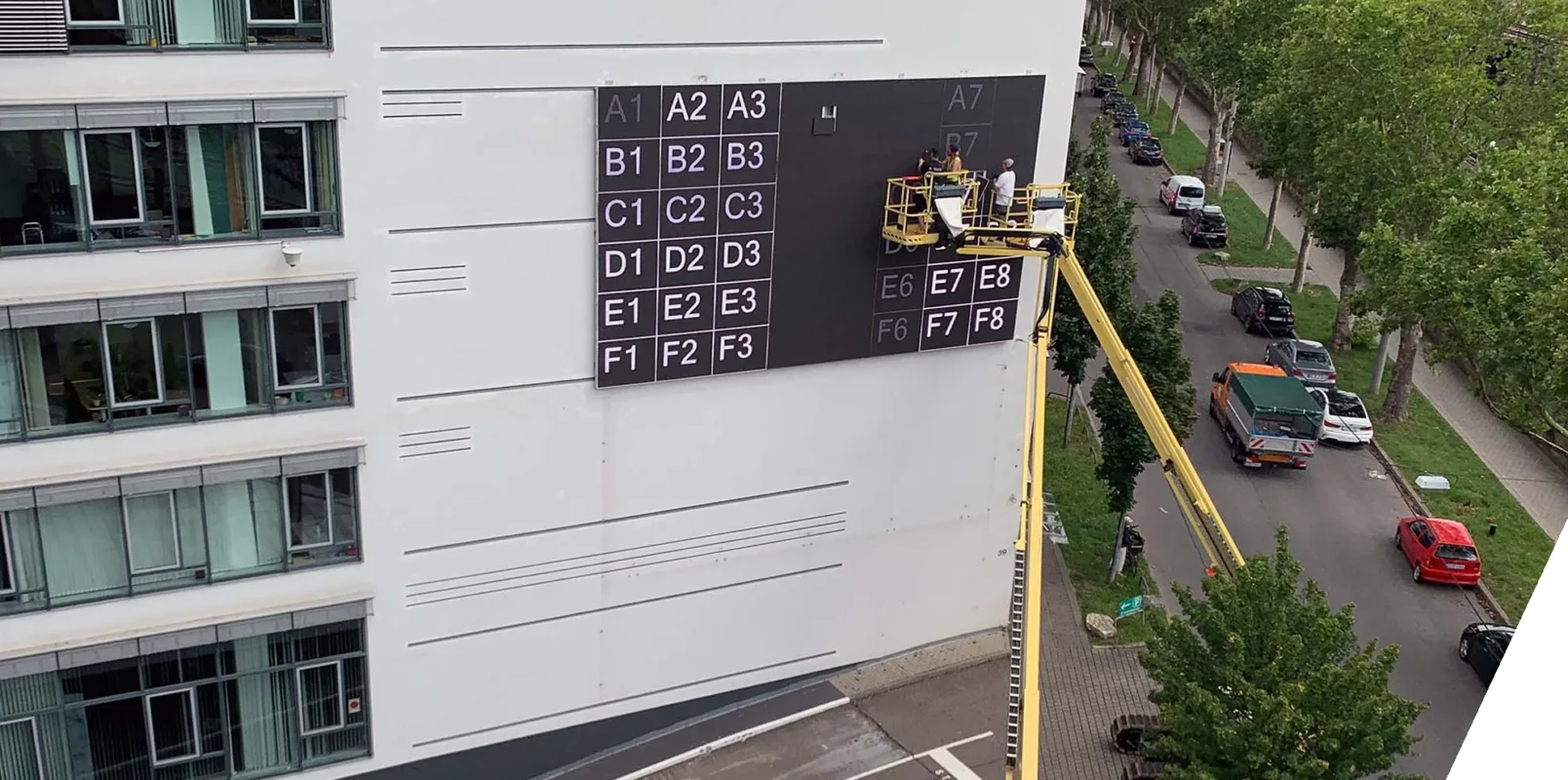 Installation einer LED-Wall am Gebäude der PSD Bank Zentrale in Stuttgart.