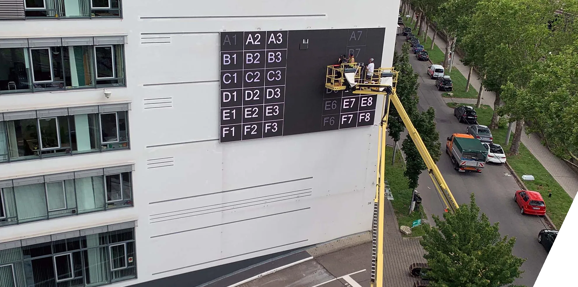 Installation einer LED-Wall am Gebäude der PSD Bank Zentrale in Stuttgart.