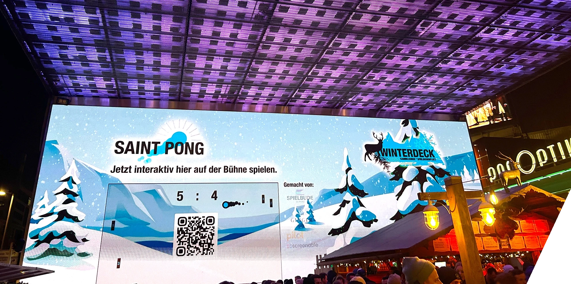 Auf der großen LED-Bühneninstallation auf dem Spielbudenplatz wird interaktiver Content gezeigt, auf den Besucher reagieren können.