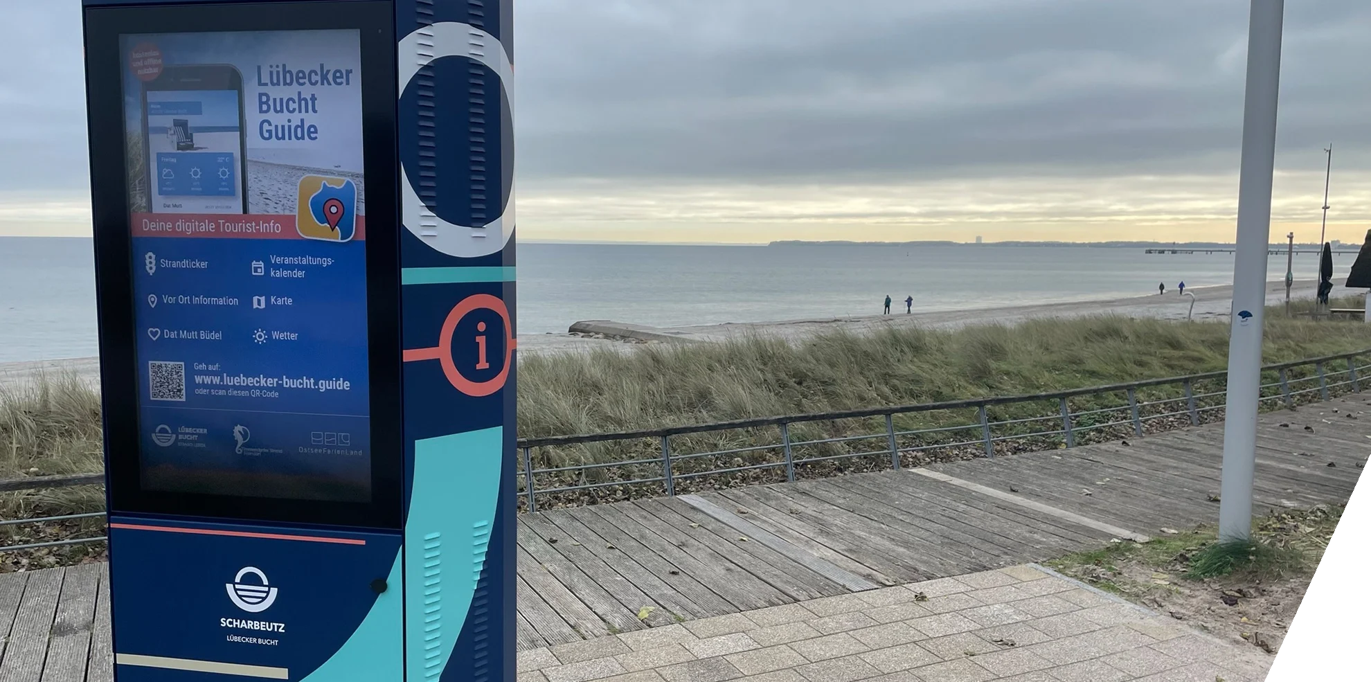 Eine interaktive Stehle in der Lübecker Bucht, welche direkt am Strand platziert ist. Besucher haben die Möglichkeit digitale Touristen-Informationen zu erhalten.