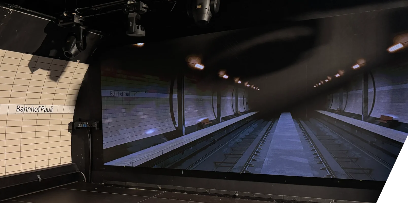 The Club Bahnhof Pauli is visually extended by an LED installation. The club’s design is echoed and continued digitally on the LED display, creating a seamless transition between the physical space and the virtual experience.