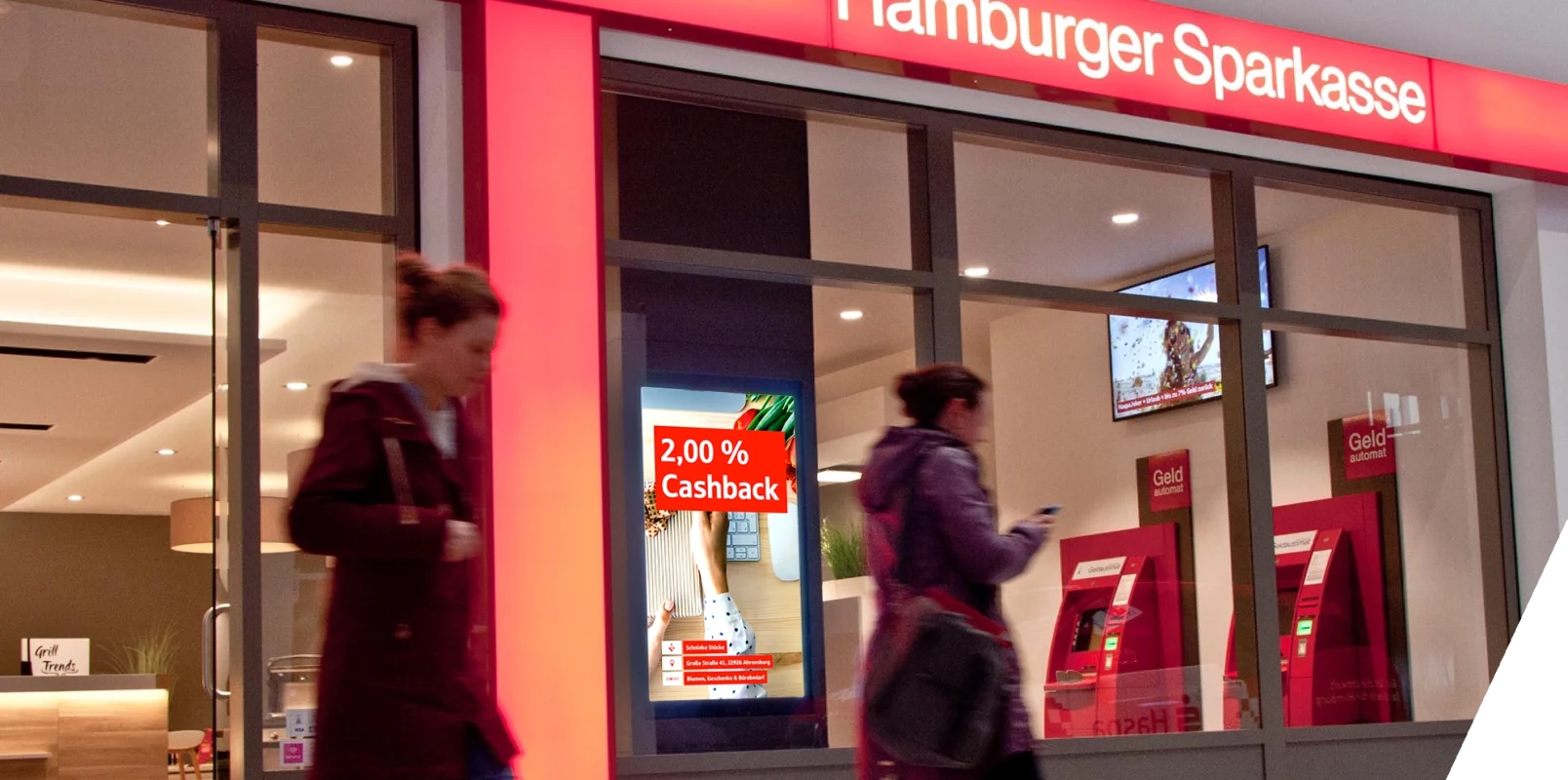 In einem Schaufenster einer Haspa Filiale zeigt ein Bildschirm aktuelle News.