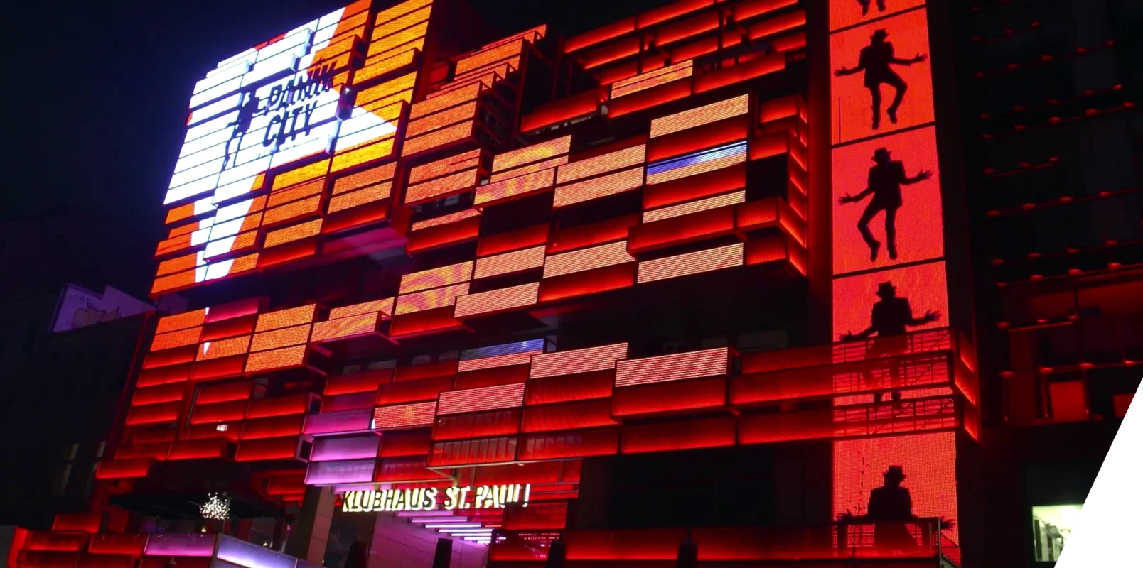 Das Bild zeigt die Medienfassade des Klubhauses in Hamburg