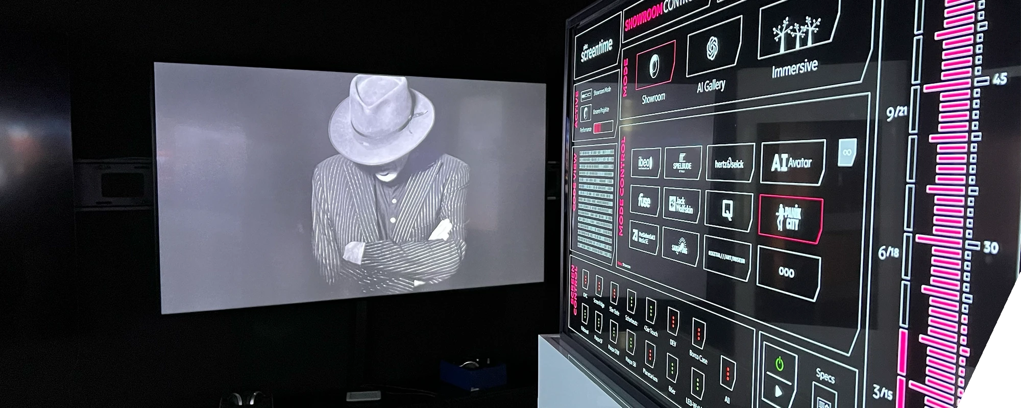 Interaktives Steuerungspanel für im Showroom zu sehen. Links ist eine Schwarz-Weiß-Projektion einer Person mit Hut zu sehen, Udo Lindenberg.